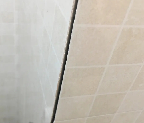 和林格尔瓷砖空鼓维修公司分享阳台瓷砖脱落的修复过程可以分为以下几个步骤