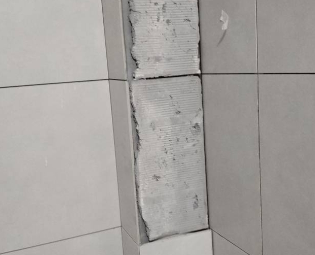和林格尔瓷砖空鼓维修公司分享下瓷砖施工前基层浇水润湿程度不足，可能导致以下问题