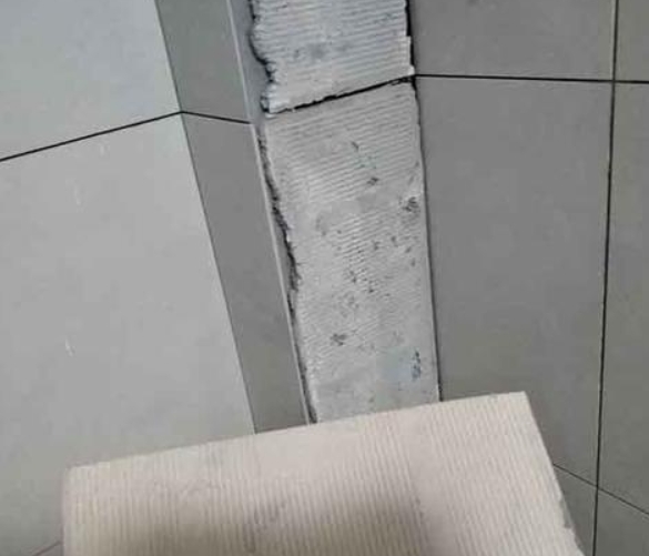 和林格尔瓷砖空鼓维修公司分享下厨房瓷砖脱落的补救措施。